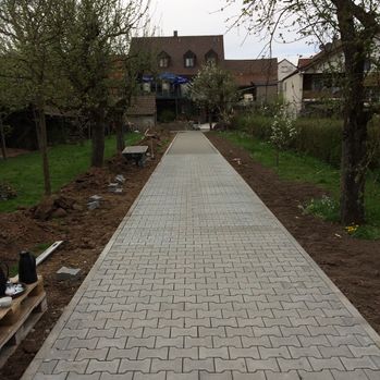 gepflasterter Weg