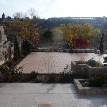 Garten mit Mauer und Terrasse